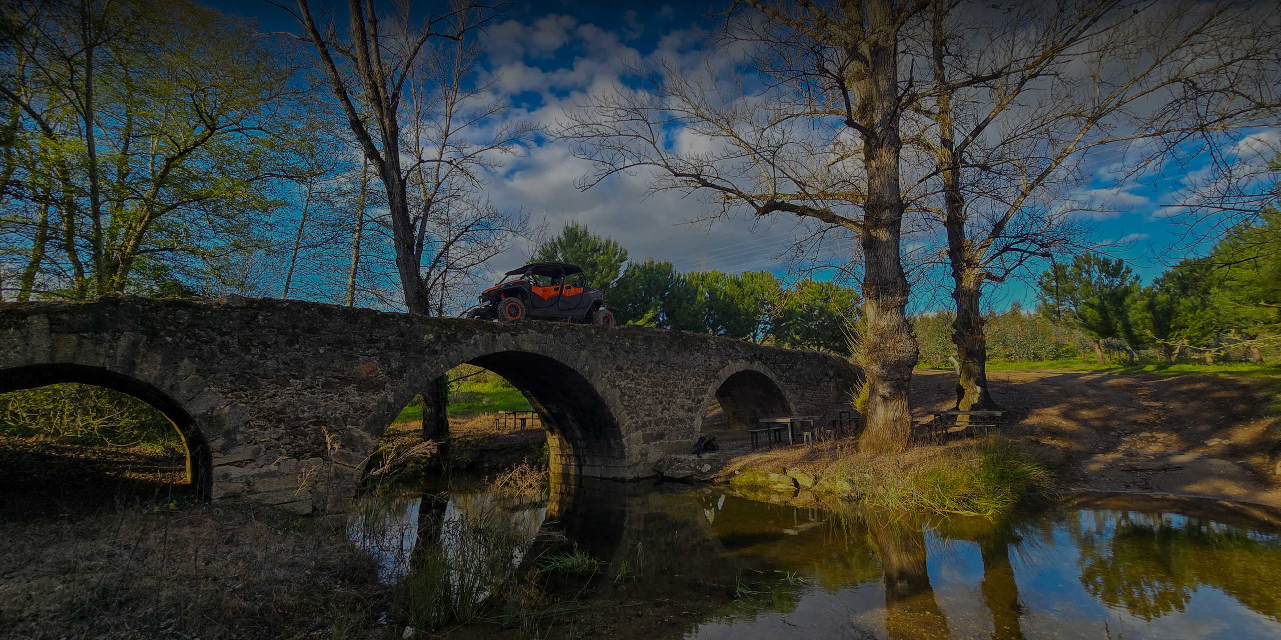 Buggy off-road em ponte antiga perto de parque de piquenique em Tomar – Thomar Adventure