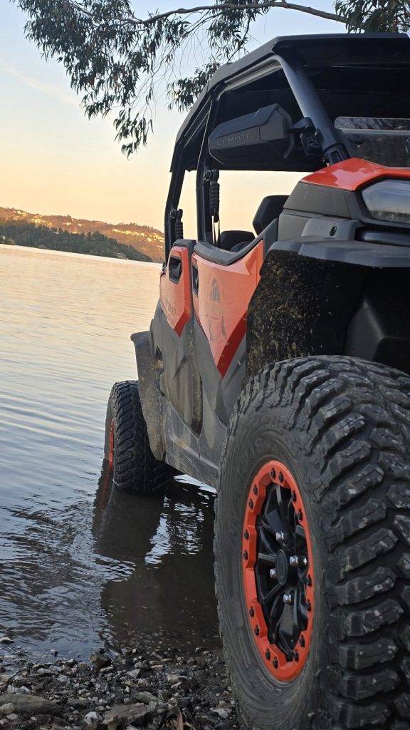 Buggy off-road a atravessar riacho em Tomar durante tour da Thomar Adventure