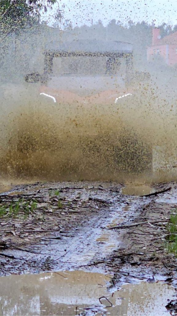Buggy off-road a atravessar poça de lama em Tomar com lama a espirrar – Thomar Adventure